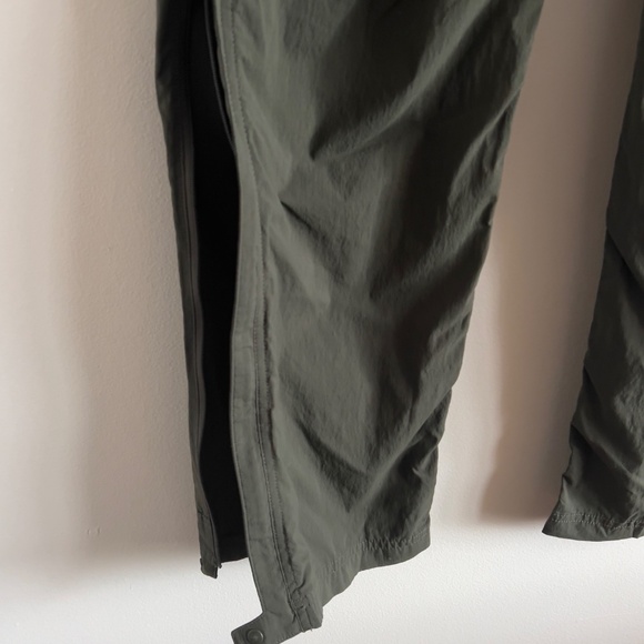 REI COOP relaxed nylon hiking pants 8 outdoors army green zip leg shorts pockets - Picture 4 of 8